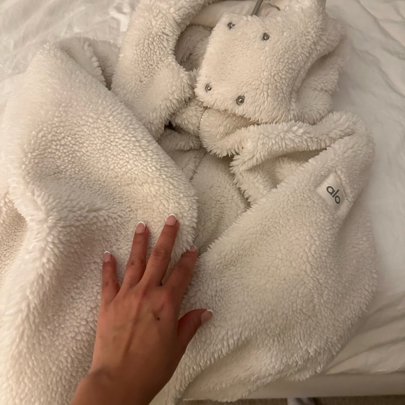 ALO Yoga Cream Sherpa Puffer Jacket - Picture 4 of 10